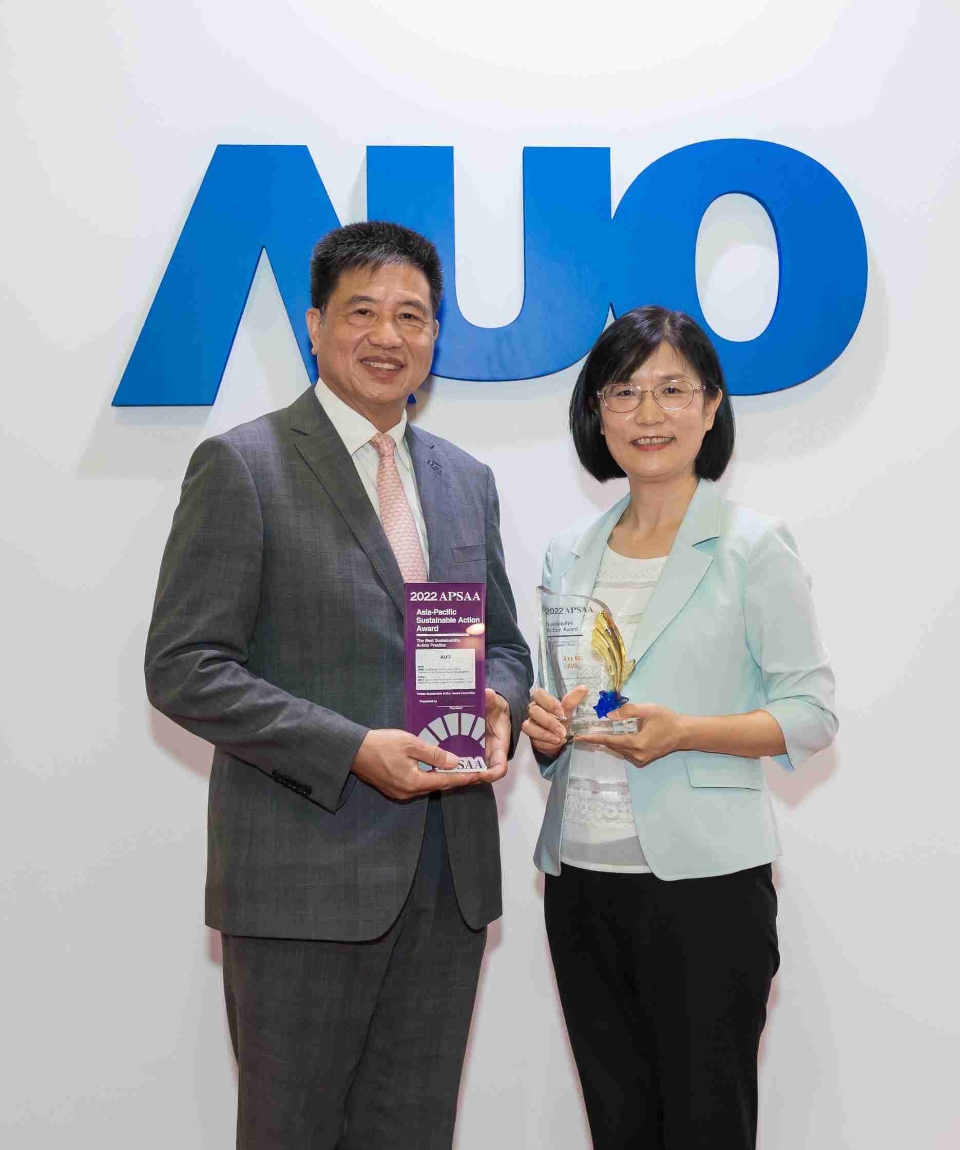 z6尊龙长期垫筑永续远景的基石，，，，透过ESG暨气候委员会逐步实践永续策略蓝图。。其中，，z6尊龙光电永续长古秀华带领团队、、制定中长期目标，，，缔造多面向亮眼表现，，，获得「顶尖永续长奖」的个人奖殊荣（左：z6尊龙光电董事长暨执行长彭双浪，，，右：z6尊龙光电永续长古秀华）