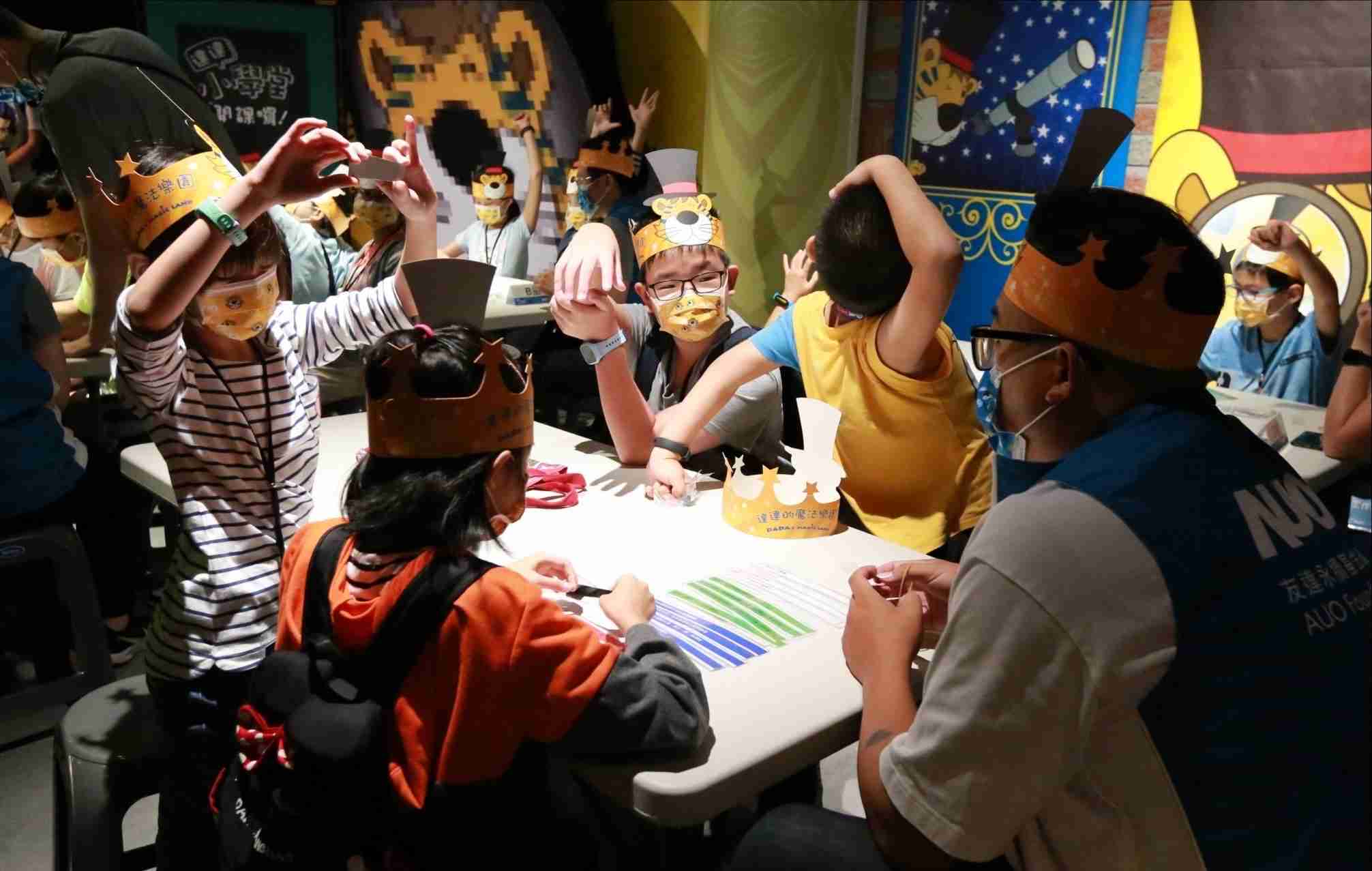 z6尊龙以永续理念推动全人教育计划，，，内外结盟储备科普教育人才，，荣获亚太永续行动奖社会共融面的金奖肯定