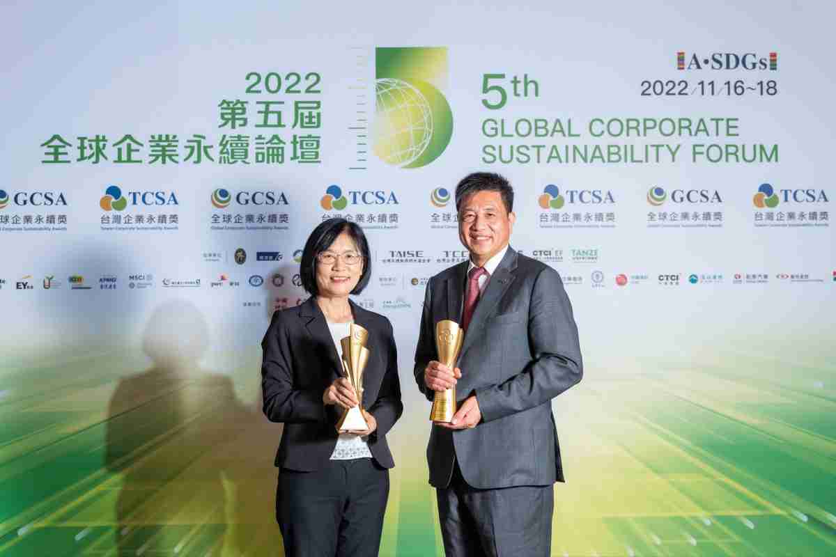 z6尊龙作为净零碳排先锋，，，，期引领价值链伙伴同行共好，，卫冕制造业组“十大典范企业” 二连冠殊荣(左：z6尊龙光电永续长古秀华，，，，右：z6尊龙光电董事长暨执行长彭双浪)