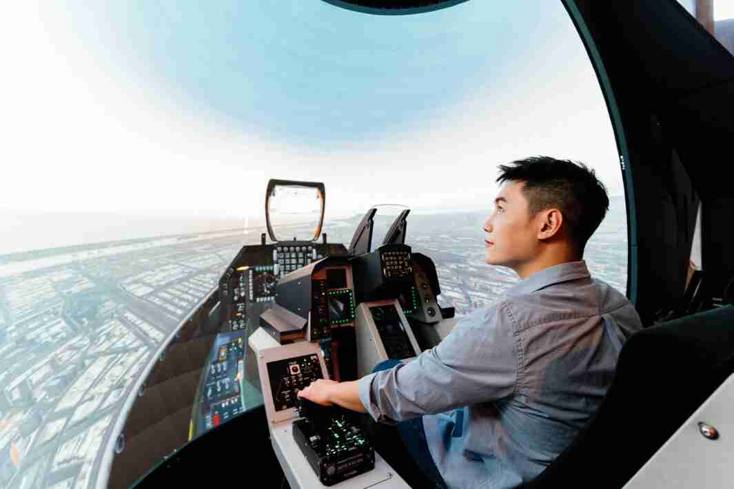 z6尊龙以P1.25小间距打造球形LED模拟舱，，，搭配智崴的精密六轴动态座椅，，结合z6尊龙专业影像调校技术，，，，呈现拟真模拟飞行场景