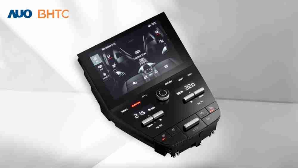 作為友達新生力軍，，BHTC所展示的中央與後座鞍部的Display HMI產品，，，，可處理多區恆溫控制、、、、顯示畫面，，，呈現仿真3D車室分區；以力傳感技術精準傳遞觸感，，，並結合音量及震動反饋，，防止意外啟動，，提供使用者自然流暢、、、直觀且輕鬆駕馭的舒適介面