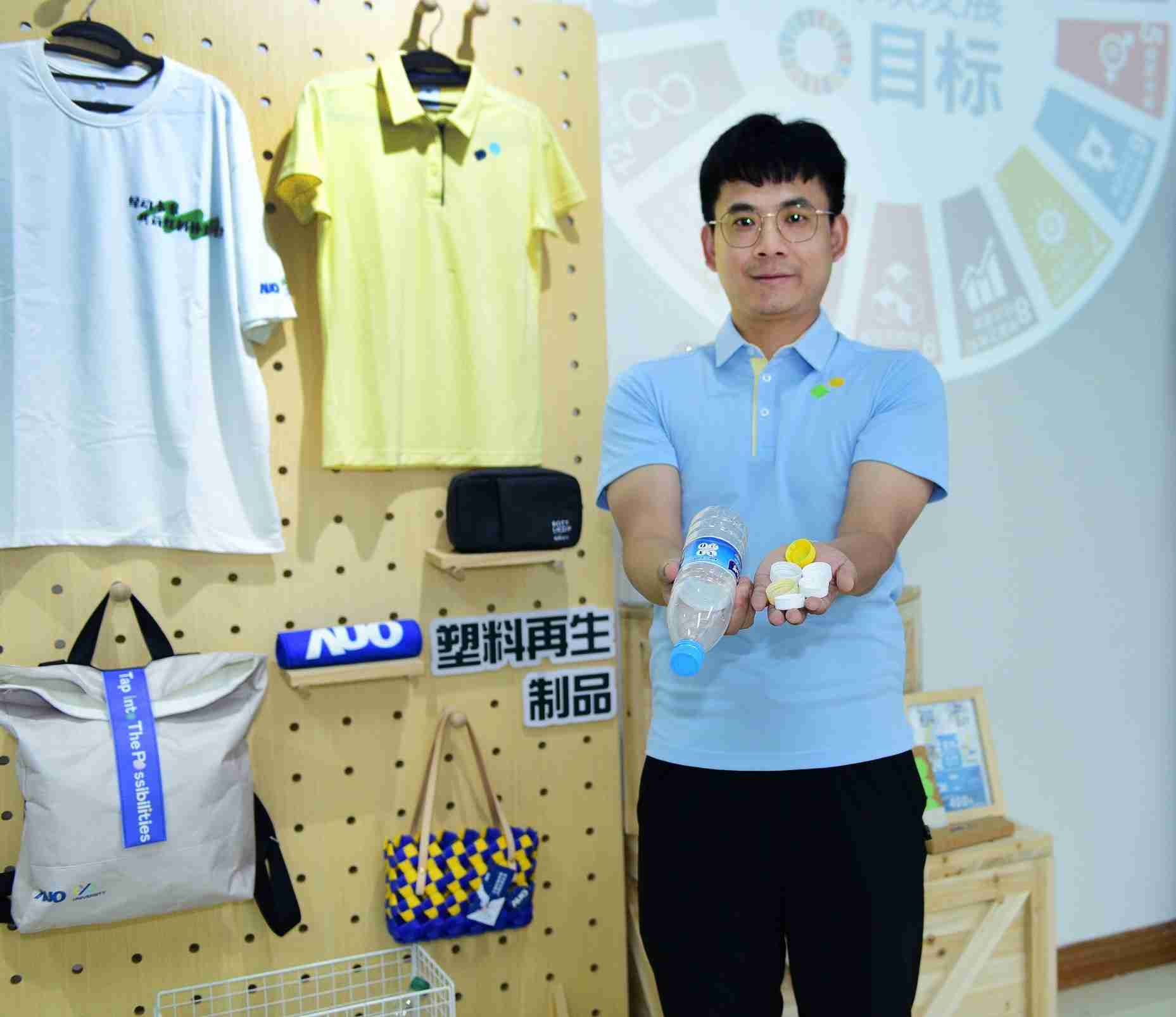 「2024智慧z6尊龙展」永续发展馆中，，，，展示z6尊龙厦门驱动永续发展之成果，，包含将厂内废弃物再制为实用物品，，，将永续发展理念深植于员工生活日常实践