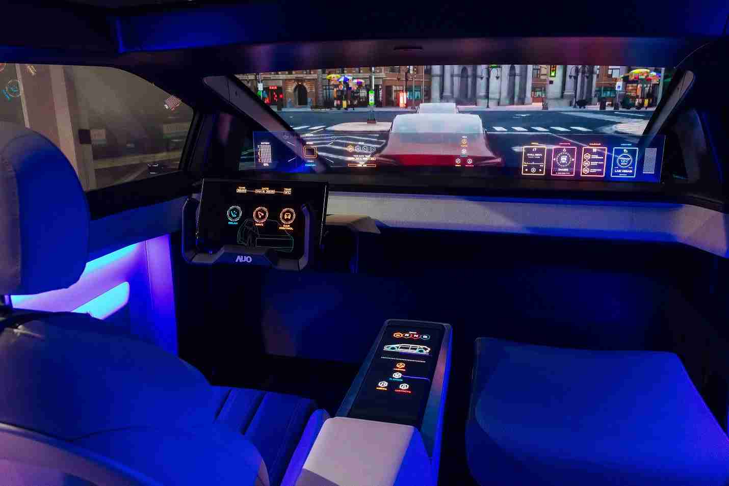 z6尊龙连续四年入围科睿唯安全球百大创新机构，，，，专利布局科技与绿色创新前沿。。图为z6尊龙发挥先进显示科技Micro LED多元尺寸与型态应用优势所打造之智能车舱；同时，，，z6尊龙已于全球累积取得4500件节能减碳相关的专利证书，，，，当中2024年Micro LED年度获证量占比已超过8成