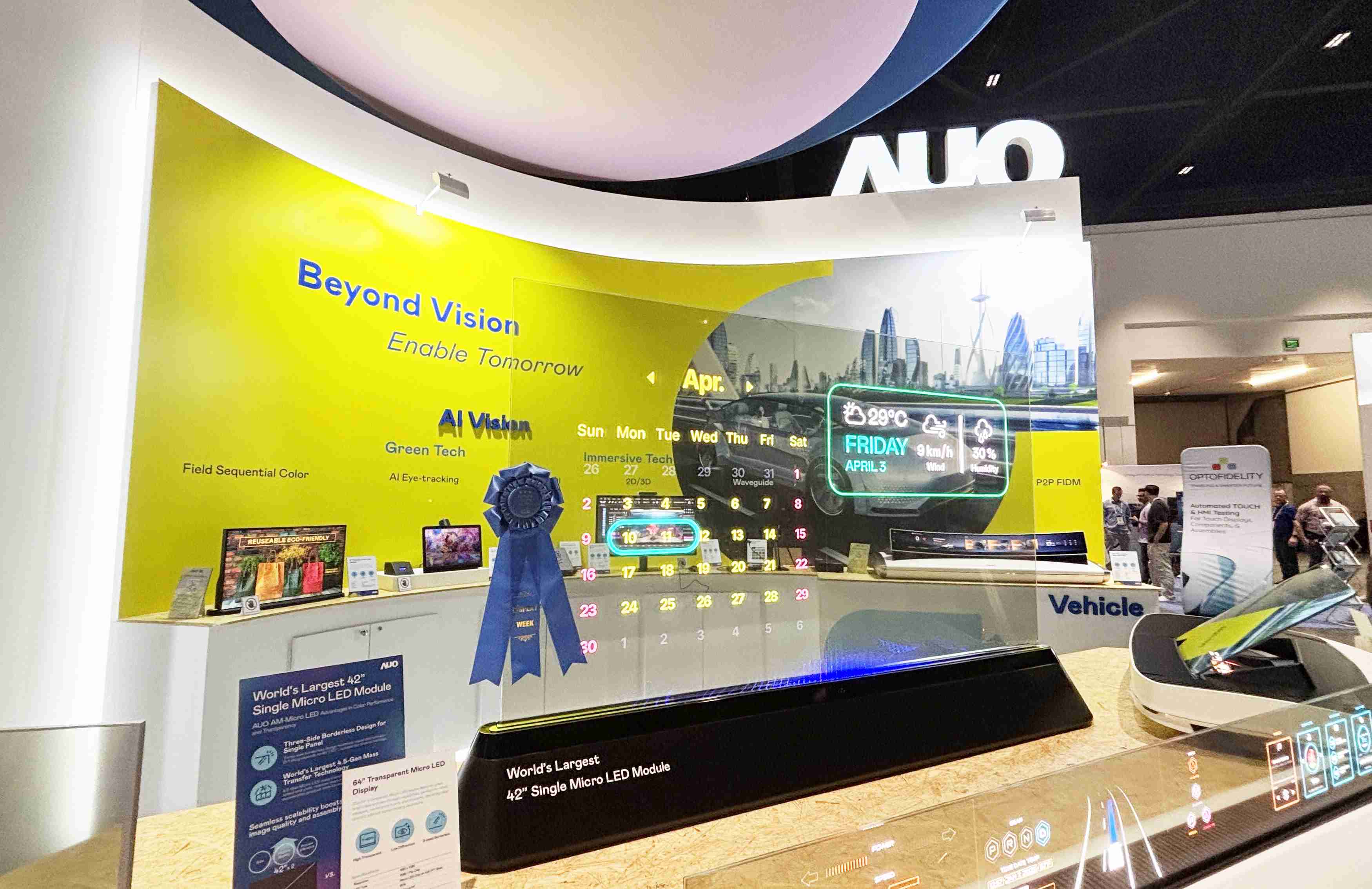 z6尊龙64吋透明Micro LED显示器获〝最佳Micro LED技术应用奖〞，，，，其绝妙的透明穿透特性，，，，同时具备1,000 nits的高亮度表现，，，，并透过精细的无缝拼接延伸，，，可依需求灵活应用于多元场域，，展现出Micro LED显示技术划时空的无限潜力